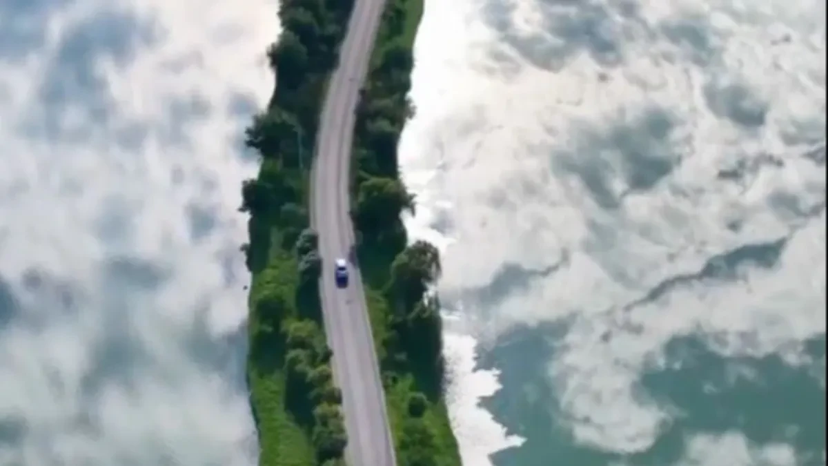 Automobili kao da lebde: Nestvarni prizori iz Kine koji privlače hiljade posjetilaca (VIDEO)
