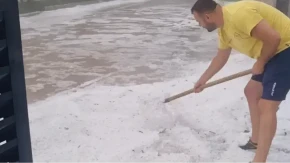 Uprkos nevremenu, humor ne izostaje: „Ko će grtati snijeg na ovoj vrućini?“
