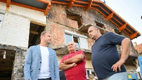 Mjesec dana nakon požara: Stanivuković ponovo posjetio porodicu Majstorović, na kući već postavljen krov (FOTO)