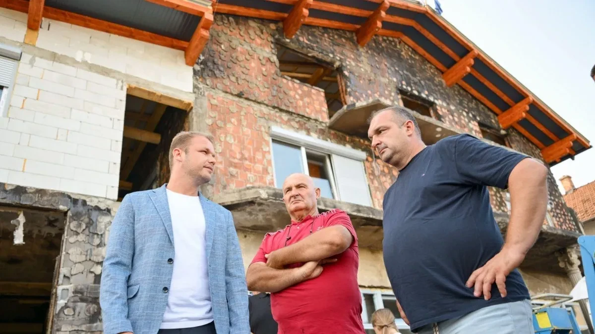 Mjesec dana nakon požara: Stanivuković ponovo posjetio porodicu Majstorović, na kući već postavljen krov (FOTO)