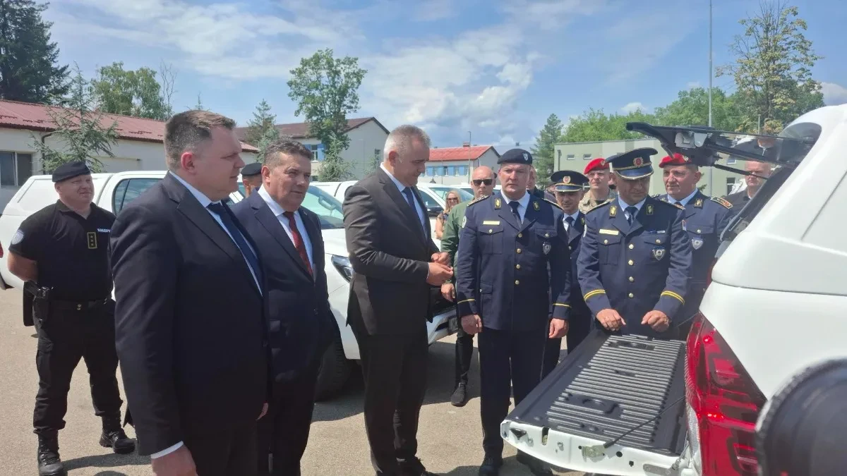 Premijer Minić isprobao nova vozila MUP-a