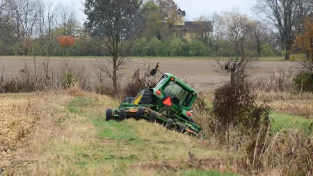 Tragedija u Kozarcu: Vozač traktora preminuo od povreda nakon prevrtanja vozila