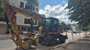 Kolaps u Banjaluci: Bagerom blokirali ulicu pa sjeli za sto da se usaglase (FOTO/VIDEO)