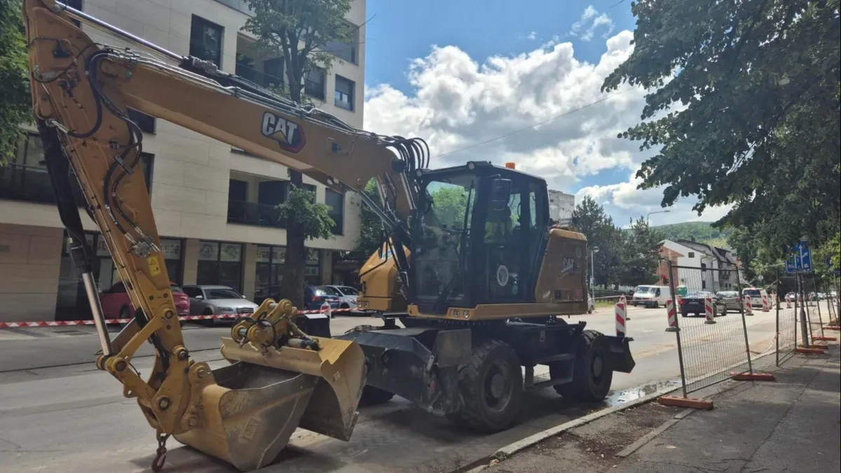 Kolaps u Banjaluci: Bagerom blokirali ulicu pa sjeli za sto da se usaglase (FOTO/VIDEO)