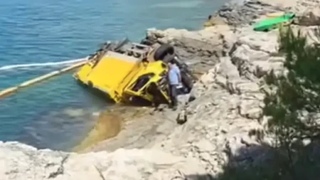 Za dlaku izbjegnuta tragedija na Zlatnim stijenama: Kako je komunalni kamion završio u moru dok su se kupači sunčali na plaži?