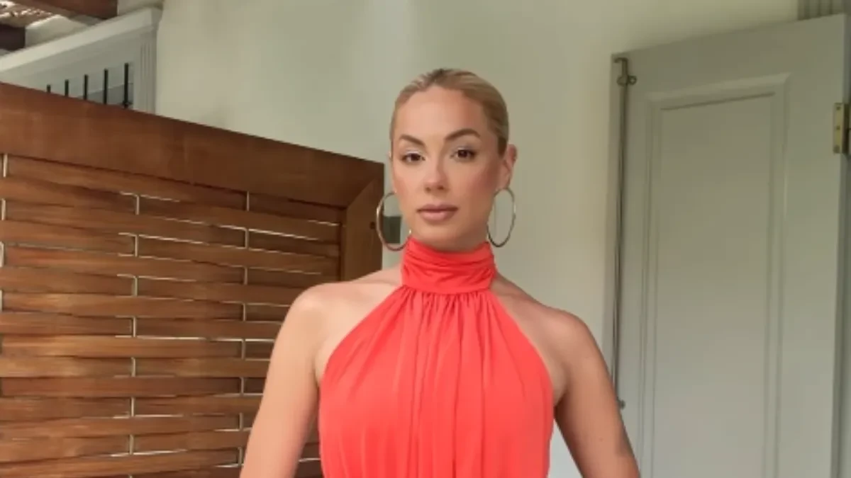 Sara Jo u minijaturnom bikiniju ležala na pješčanoj plaži i raspametila fanove vrelim kadrovima!