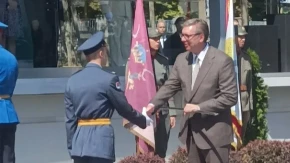 U Beogradu svečana promocija kadeta: Vučić uručio sablje najboljim oficirima (FOTO)