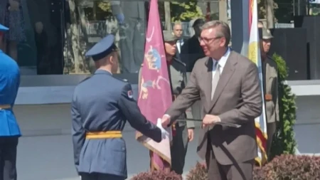 U Beogradu svečana promocija kadeta: Vučić uručio sablje najboljim oficirima (FOTO)