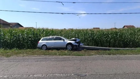 Saobraćajna nezgoda kod Gradiške: "Pasatom" srušio betonsku banderu