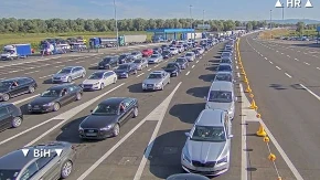 Kolona vozila na hrvatskoj strani kod Gradiške 