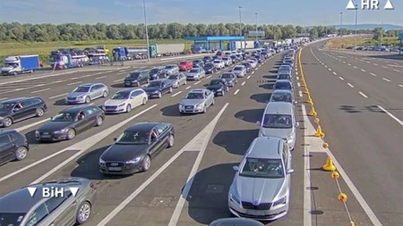 Kolona vozila na hrvatskoj strani kod Gradiške 