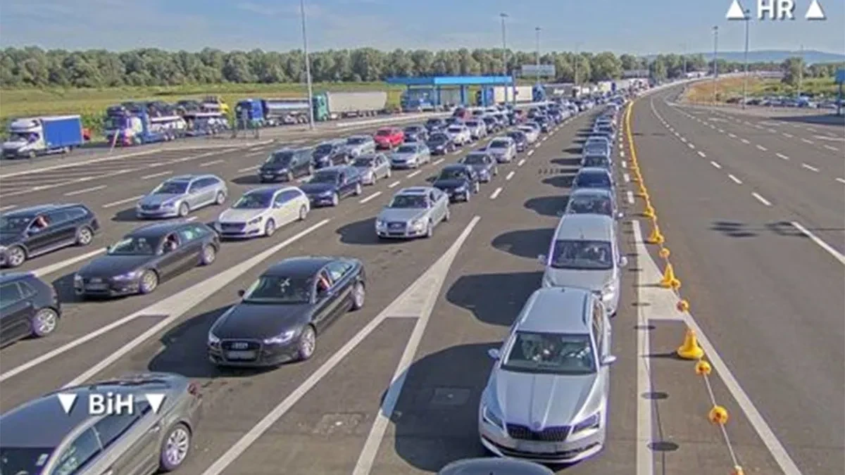 Kolona vozila na hrvatskoj strani kod Gradiške 