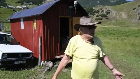 Mujo Pugonja 20 godina živi sam u šumi: Ima tri kuće, a dvije su na točkovima (VIDEO)