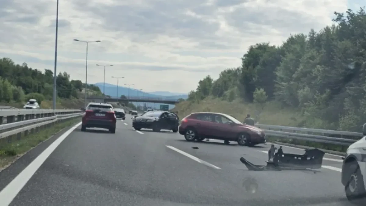 Teška saobraćajna nesreća na autoputu A1: Sudarili se autobus i dva automobila