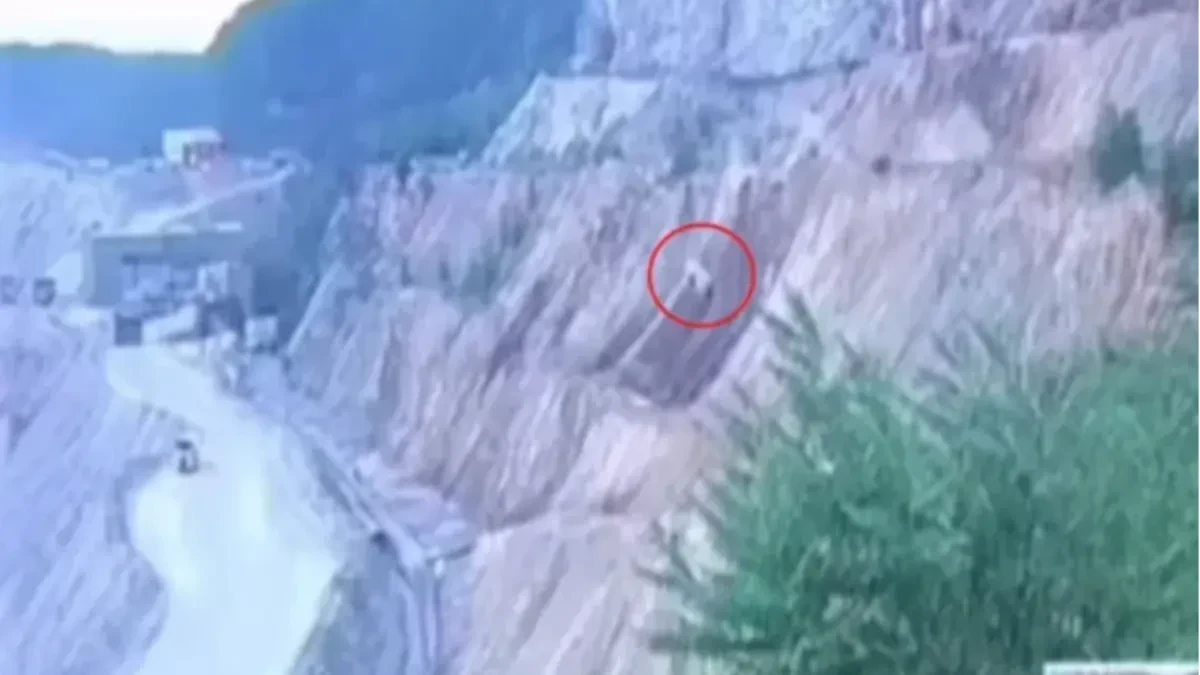 Užas kod Majdanpeka: Auto letio 20 metara u provaliju i tumbao se u vazduhu, tri žene hitno prebačene u bolnicu!