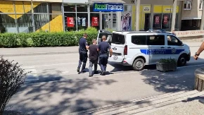 Optuženi za napad na sudske policajce u Rudom doveden na suđenje u Višegrad