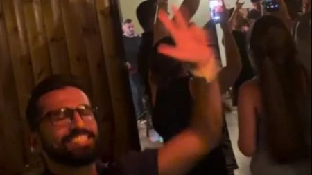 Turčin postao hit na mrežama: Zapjevao "Veseli se srpski rode" i podigao tri prsta (VIDEO)