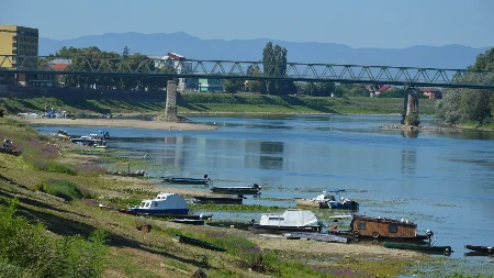 Rijeka koja jedva teče: Rekordno nizak vodostaj promijenio lice i narav Save u Gradišci (FOTO)