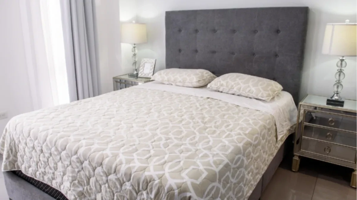 Evo zašto stjuardese savjetuju da gurnete flašu vode ispod kreveta u hotelskoj sobi
