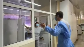 Nikola Rokvić u dječjoj bolnici zapjevao majci malog heroja: Njena reakcija nikoga nije ostavila ravnodušnim (VIDEO)