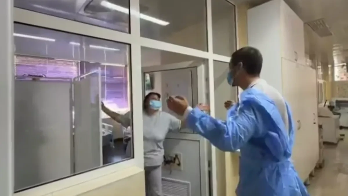 Nikola Rokvić u dječjoj bolnici zapjevao majci malog heroja: Njena reakcija nikoga nije ostavila ravnodušnim (VIDEO)