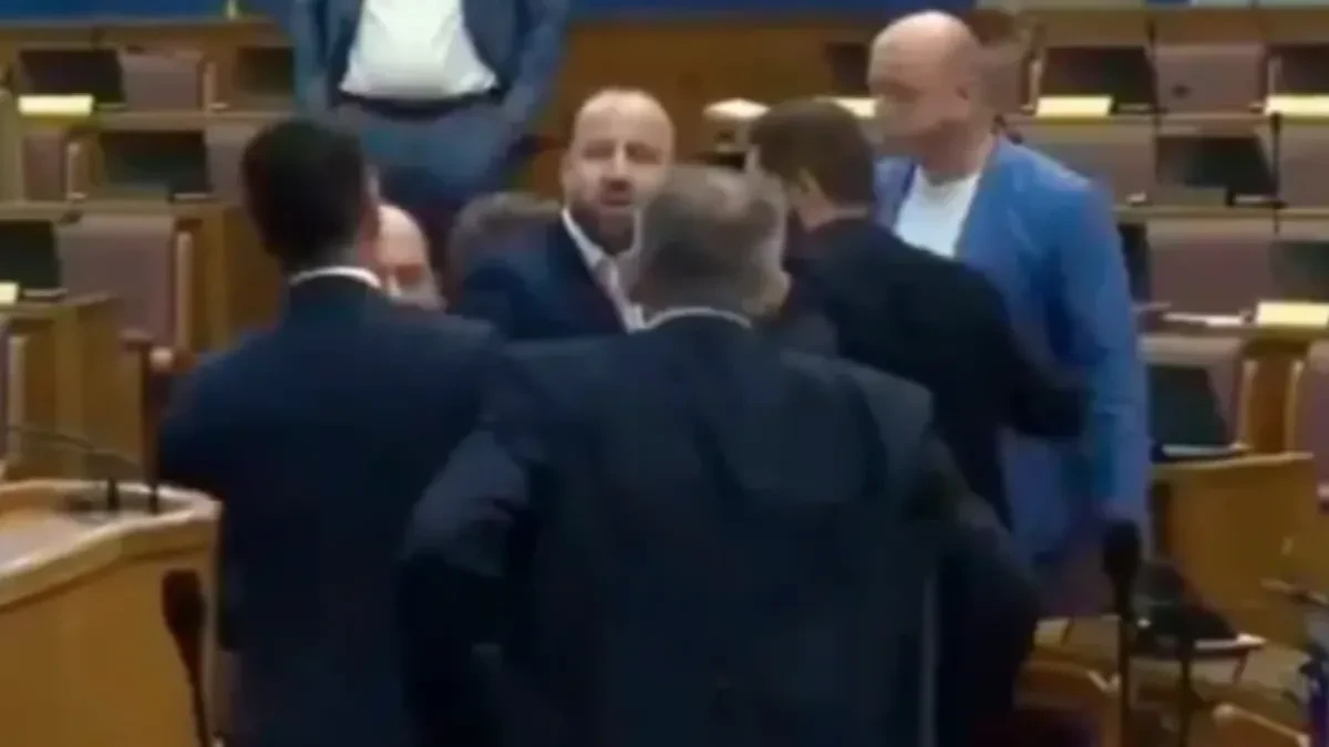 Haos u Skupštini Crne Gore: Ministar policije nasrnuo na Milana Kneževića (VIDEO)