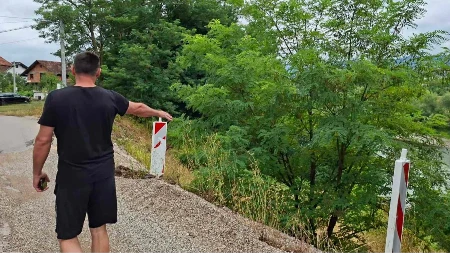 Česma na rubu provalije: Hitna sanacija klizišta ili preseljenje mještana?