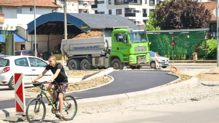 Lipa usred kružnog toka: Moravac Babić bi drvo u sredini, Čudić sumnja u „kvar na motorki”