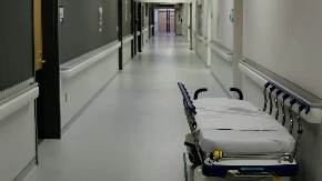 Stravična zaraza na odmoru! Tinejdžerki se ljekari bore za život nakon što se vratila sa mora, priključena na aparate