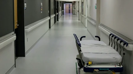 Stravična zaraza na odmoru! Tinejdžerki se ljekari bore za život nakon što se vratila sa mora, priključena na aparate