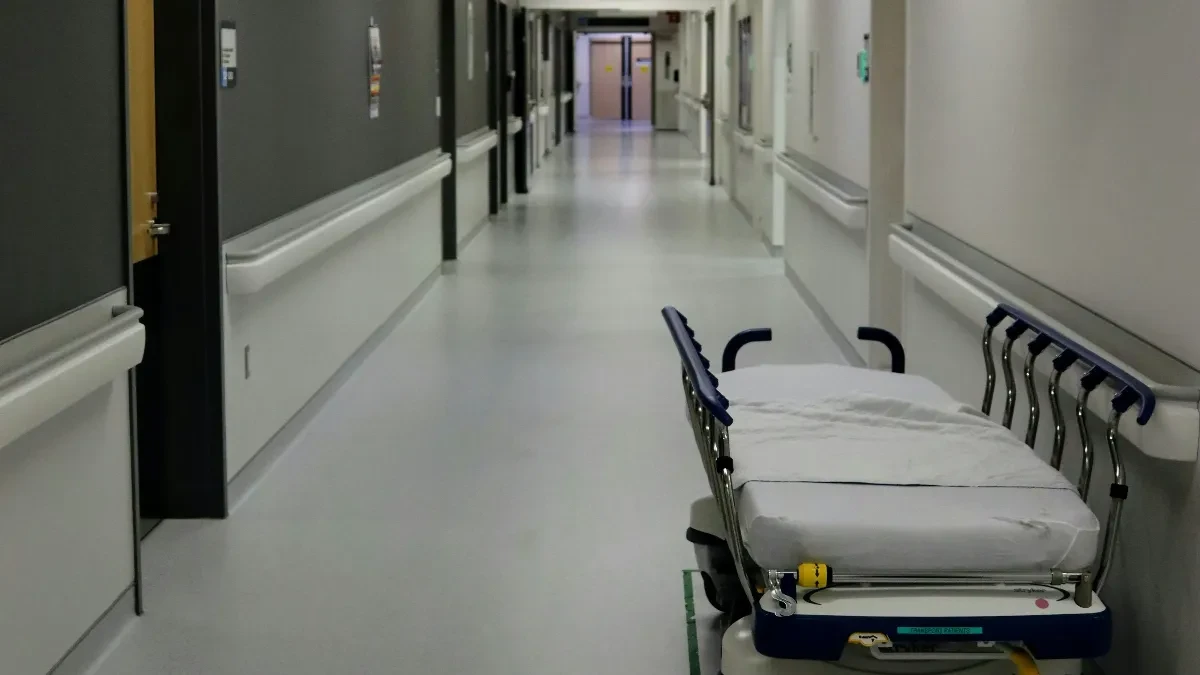 Stravična zaraza na odmoru! Tinejdžerki se ljekari bore za život nakon što se vratila sa mora, priključena na aparate