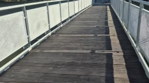 Na obnovljenom mostu u Sarajevu oštećene daske (VIDEO)