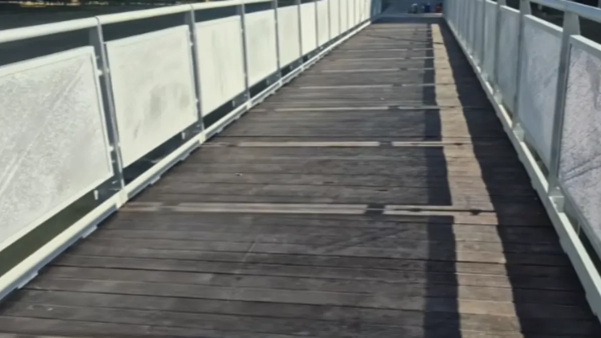 Na obnovljenom mostu u Sarajevu oštećene daske (VIDEO)