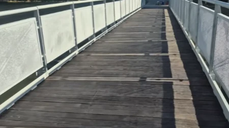 Na obnovljenom mostu u Sarajevu oštećene daske (VIDEO)
