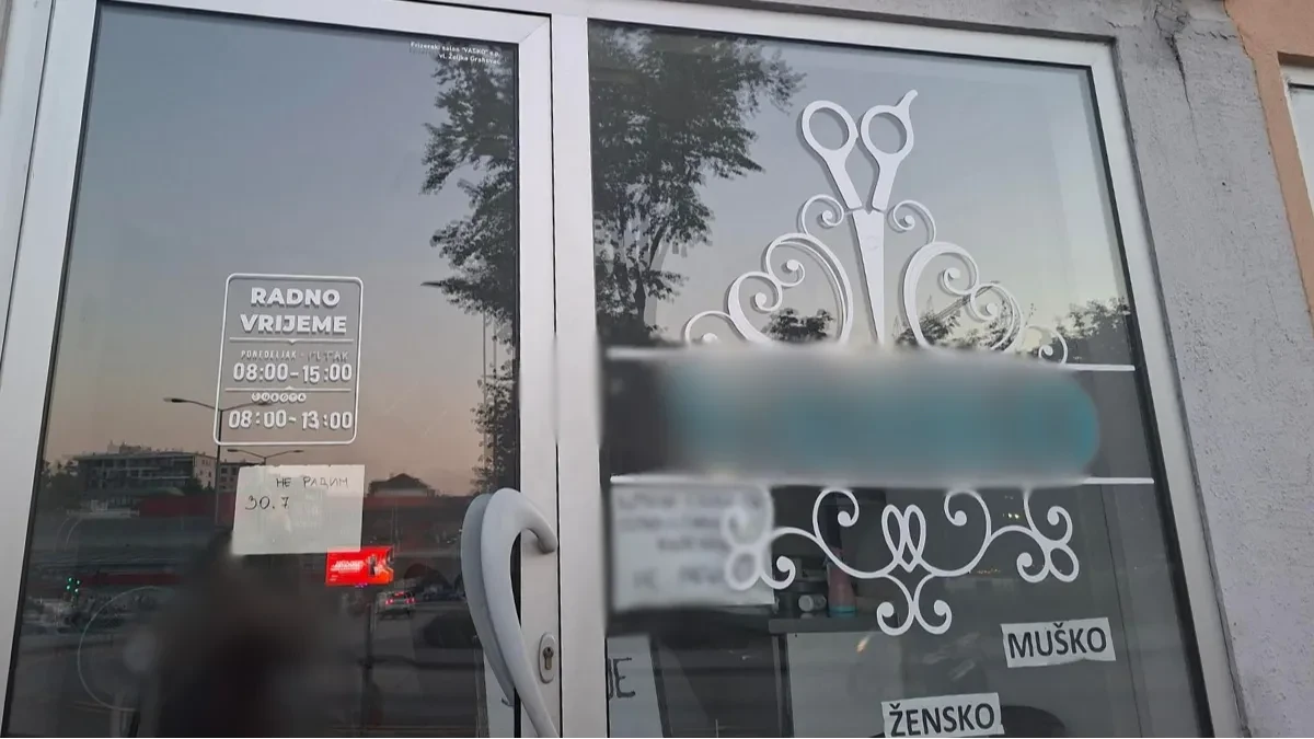 "Crveno slovo – ne radim!": Nesvakidašnje obavještenje na izlogu banjalučkog salona (FOTO)
