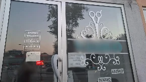 "Crveno slovo – ne radim!": Nesvakidašnje obavještenje na izlogu banjalučkog salona (FOTO)