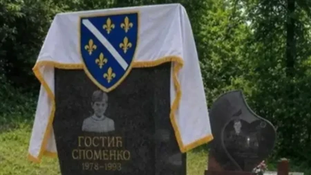 Sramne provokacije sa zastavom RBiH: Okomili se na spomenik najmlađem borcu VRS Spomenku Gostiću
