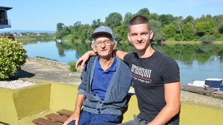 Došli iz Laktaša da isprobaju ribarsku sreću u Gradišci: Djed i unuk Nenad i David majstori ribarstva