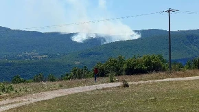 Kritično u Drvaru: Požar na minskom polju prijeti kućama