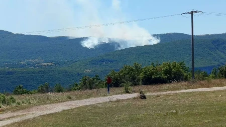 Kritično u Drvaru: Požar na minskom polju prijeti kućama