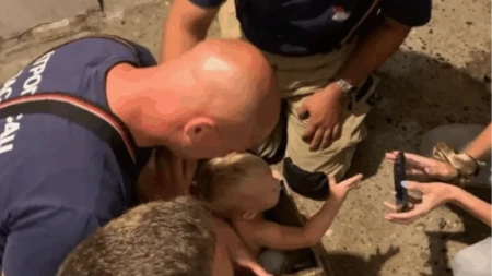 Prijedorski vatrogasci spasili dječaka zaglavljenog u fotelji (FOTO)