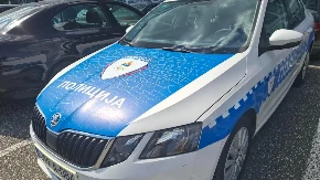 Haos u Bijeljini: Vozač sletio s puta pa izazvao masovnu tuču, jedna osoba završila sa teškim povredama!