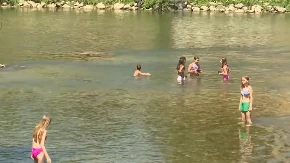 "Osvježenje" u Vrbasu važnije od zdravlja: Dok struka upozorava na fekalije, Banjalučani biraju kupanje 