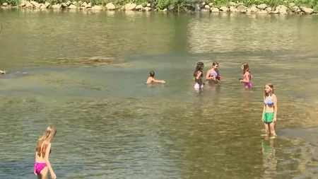 "Osvježenje" u Vrbasu važnije od zdravlja: Dok struka upozorava na fekalije, Banjalučani biraju kupanje 