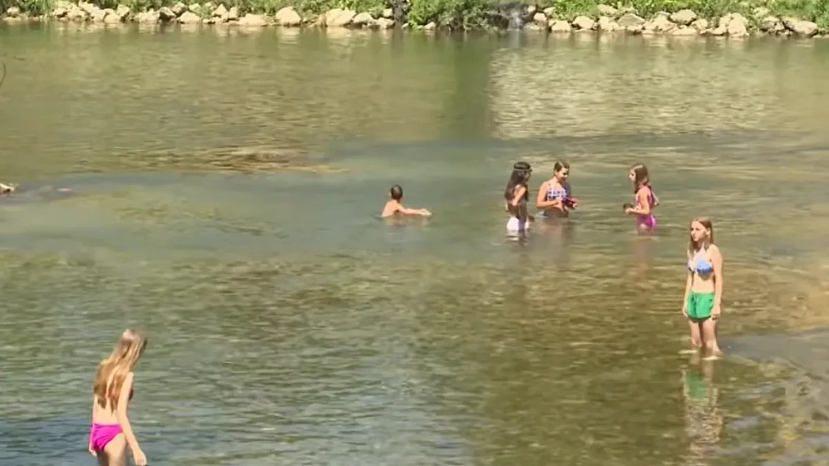 "Osvježenje" u Vrbasu važnije od zdravlja: Dok struka upozorava na fekalije, Banjalučani biraju kupanje 