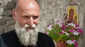 Već 16 godina živi potpuno sam u crkvi bez ijednog prozora: Društvo mu prave samo dva galeba