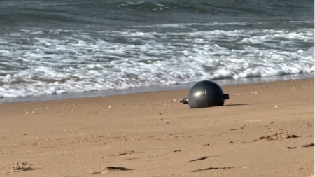 Misteriozne kugle pale na plažu, stručnjaci u zaštitnim odijelima hitno ih uklonili!