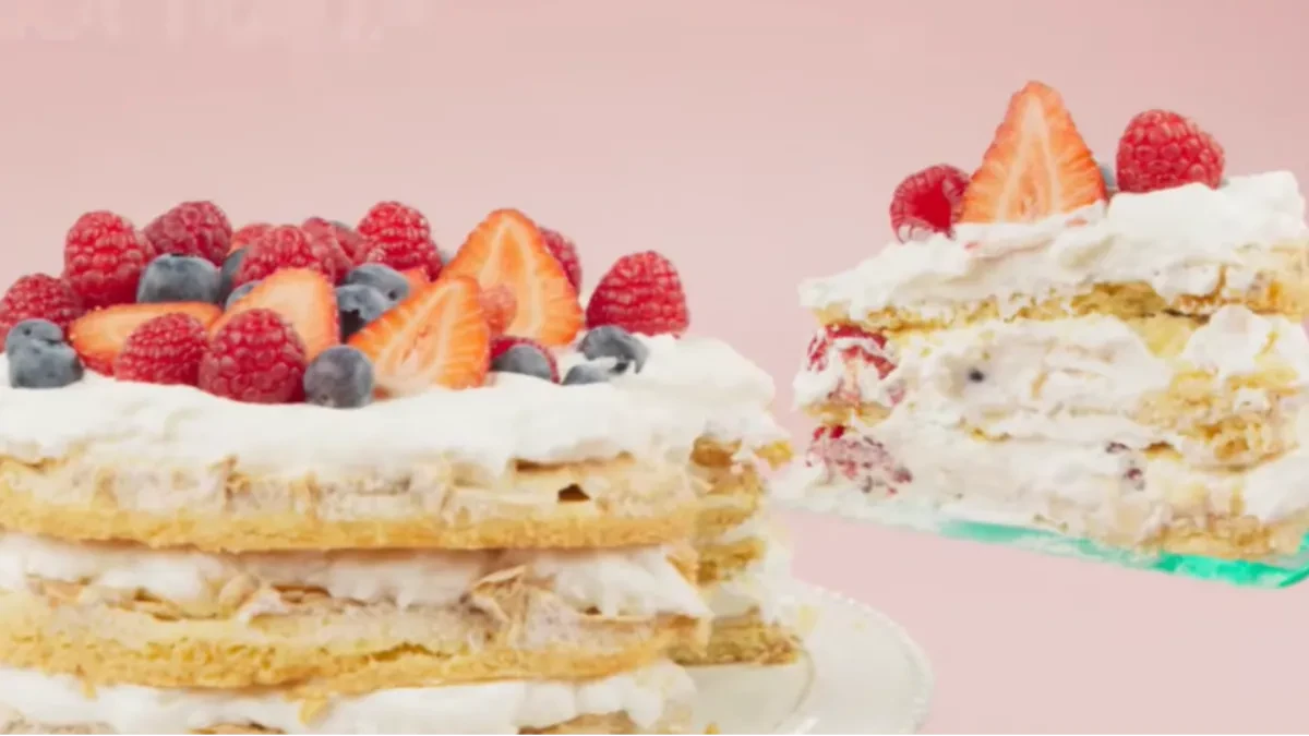 Rajska torta sa pavlakom: Slatke mrvice na vrhu, a u sredini raskošan fil