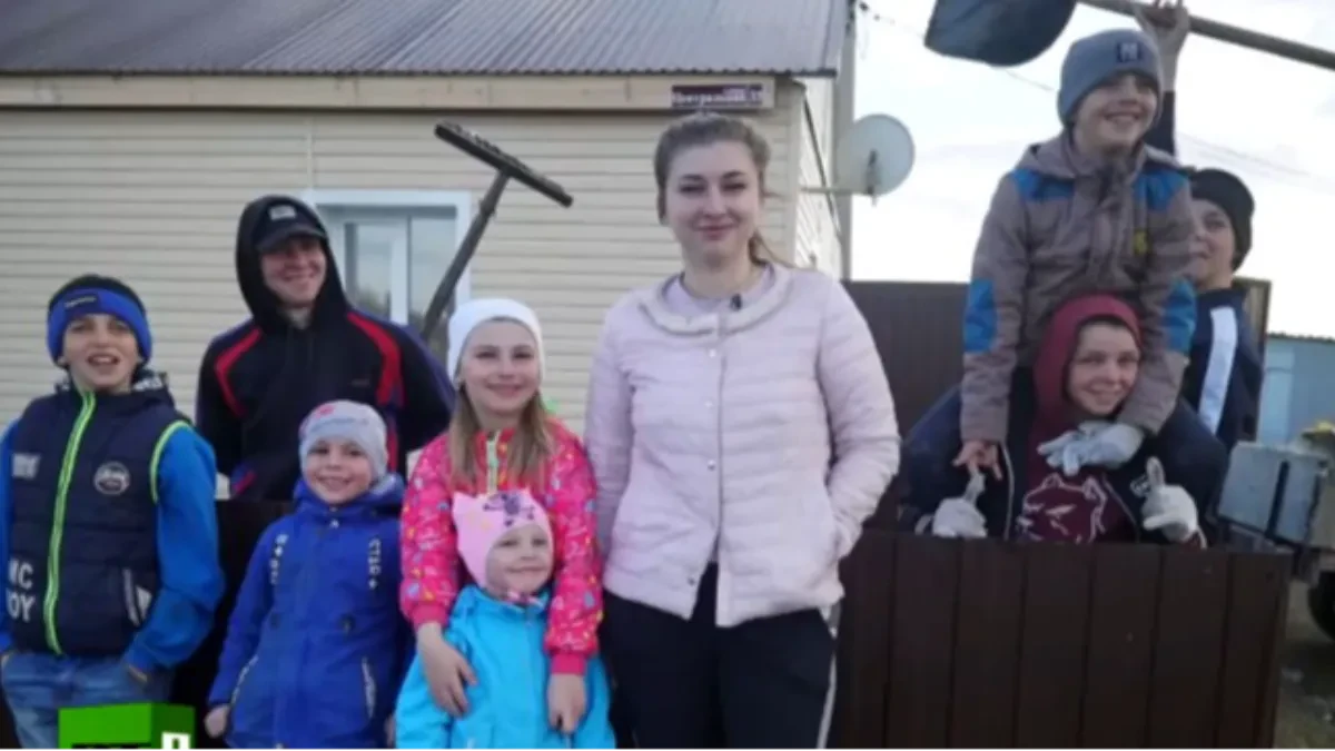 Životna priča koja inspiriše: Nakon gubitka roditelja, Kristina (18) preuzela brigu o osmoro djece 