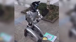 Scena iz horor filmova postala stvarnost: Robot kleči na ulici, moli za milostinju i traži pomoć od prolaznika